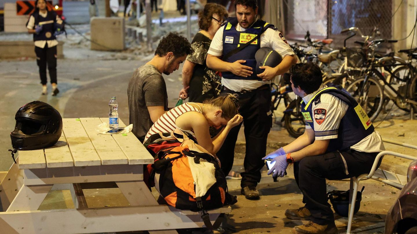 Sicherheitskräfte und Zivilisten in Tel Aviv nach einem Raketenangriff. Bislang galt die von Gaza etwa 70 Kilometer entfernte Metropole als recht sicher im seit Jahrzehnten schwelenden Nahost-Konflikt.