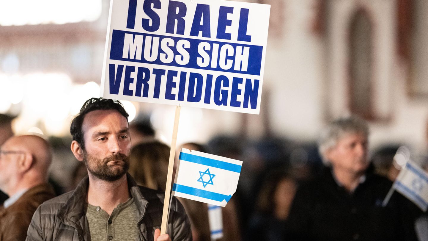 In Frankfurt beteiligten sich mehrere Hundert Menschen an einer pro-israelischen Solidaritätskundgebung auf dem Römerberg.