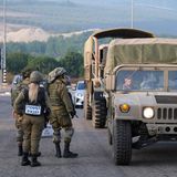 Israelische Soldaten neben einem Militärfahrzeug