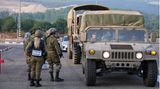 Israelische Soldaten neben einem Militärfahrzeug