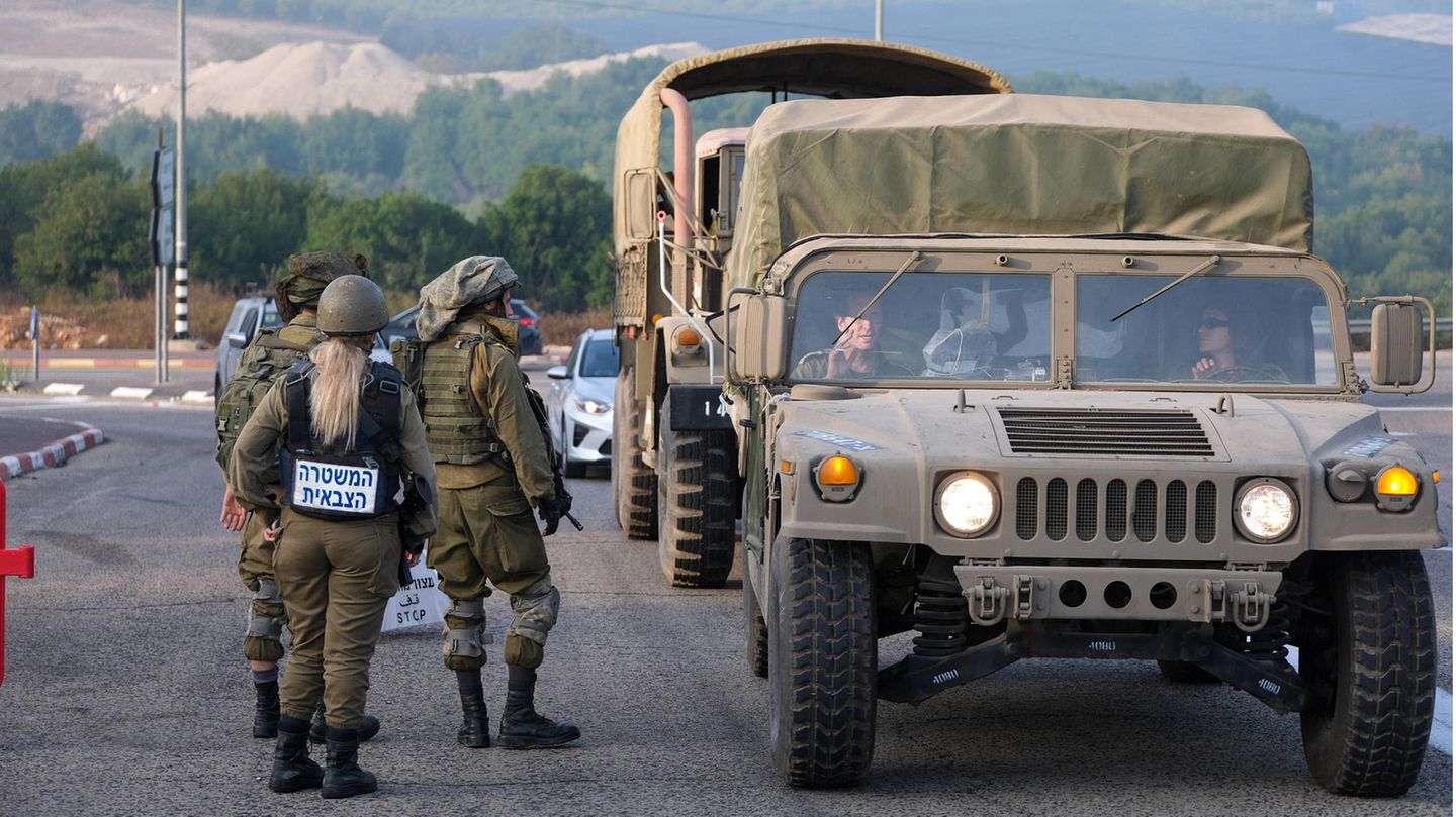 Israelische Soldaten neben einem Militärfahrzeug