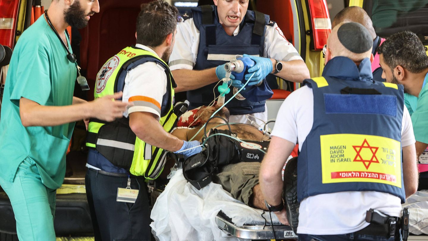 Rettungskräfte waren am Samstag ständig im Einsatz, Menschen im ganzen Land spendeten Blut. Hier wird ein Verletzter in Aschkelon in ein Krankenhaus gebracht.