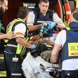 Rettungskräfte waren am Samstag ständig im Einsatz, Menschen im ganzen Land spendeten Blut. Hier wird ein Verletzter in Aschkelon in ein Krankenhaus gebracht.