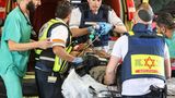 Rettungskräfte waren am Samstag ständig im Einsatz, Menschen im ganzen Land spendeten Blut. Hier wird ein Verletzter in Aschkelon in ein Krankenhaus gebracht.