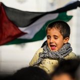 Bilder einer Anti-Israel-Demo gingen auch aus Tunesien um die Welt, zu der auch dieser kleine Junge mitgenommen wurde.