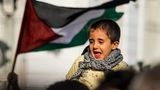 Bilder einer Anti-Israel-Demo gingen auch aus Tunesien um die Welt, zu der auch dieser kleine Junge mitgenommen wurde.