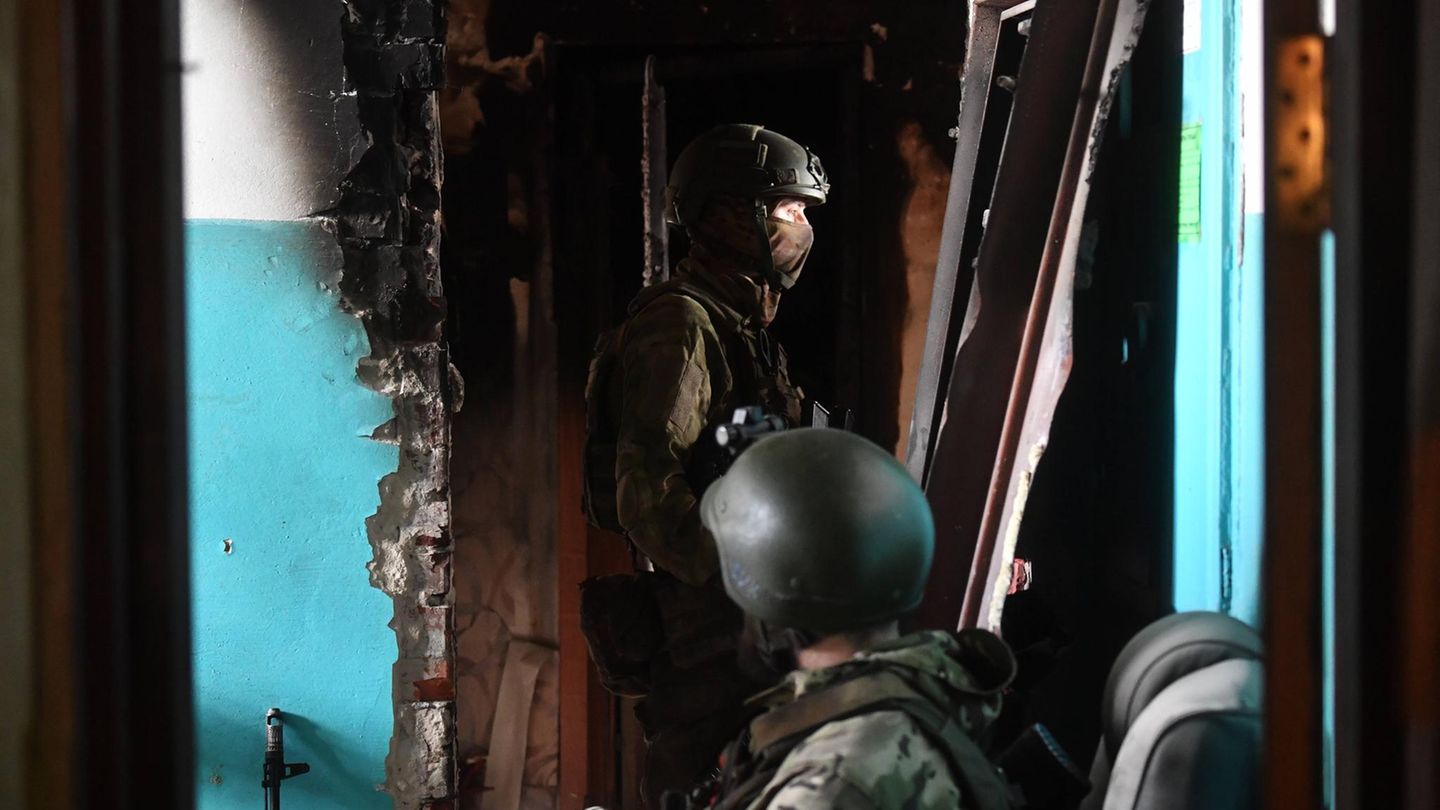 Söldner der Wagner-Truppe im zerstörten Bachmut. Viele der Kämpfer sind nun in Russland zurück