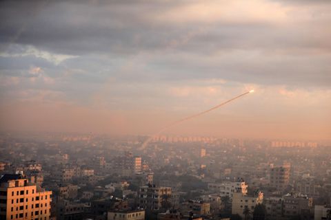 Eine von Gaza auf Israel abgefeuerte Rakete ist am 7. Oktober 2023 am Himmel der Stadt Khan Younis