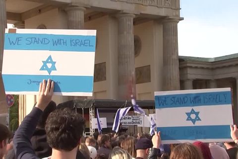 Nach Hamas-Attacken auf Israel: Demo am Brandenburger Tor: Sofortiger Zahlungsstopp an Palästinenser gefordert