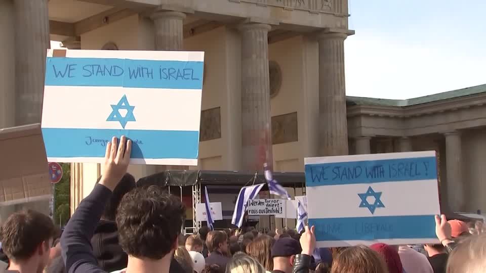 Nach Hamas-Attacken auf Israel: Demo am Brandenburger Tor: Sofortiger Zahlungsstopp an Palästinenser gefordert