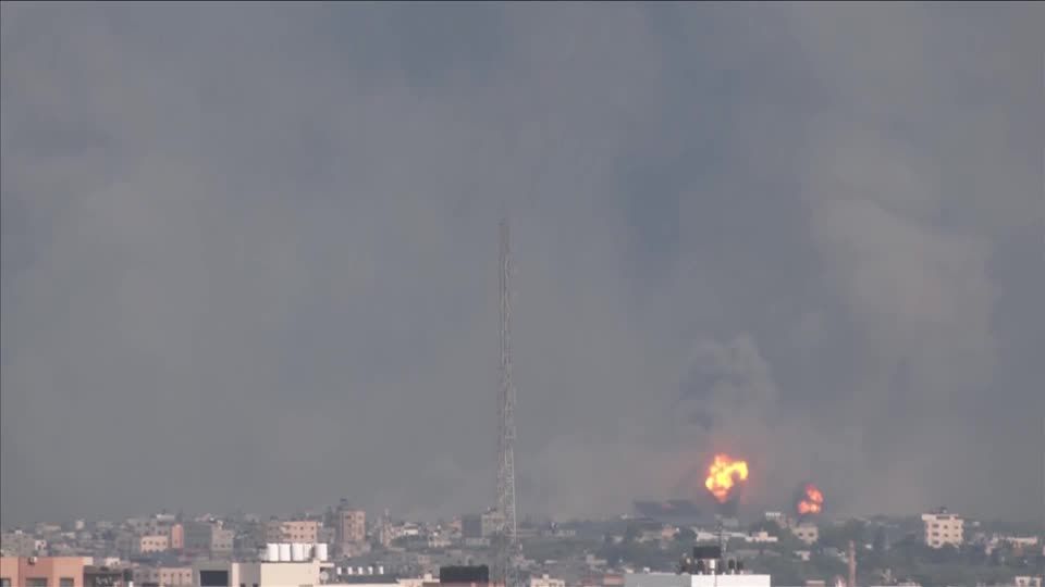 Zahl der Todesopfer steigt: Israel bombardiert nach Hamas-Angriff Gazastreifen