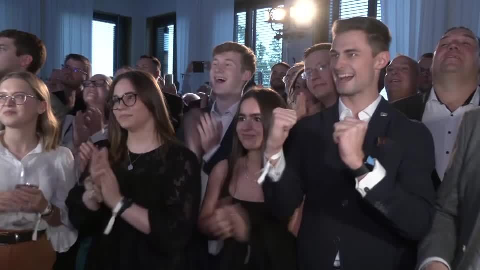 Video: CSU trotz leichter Verluste stärkste Kraft in Bayern Video: CSU trotz leichter Verluste stärkste Kraft in Bayern