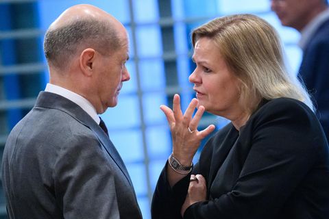 Bundeskanzler Olaf Scholz und Bundesinnenministerin Nancy Faeser (beide SPD)
