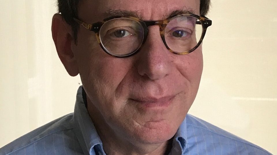Steven N. Simon arbeitet als Analyst und Nahostexperte am "Massachusetts Institute of Technology" sowie am "Quincy Institute for Responsible Statecraft". In der Obama-Regierung war er leitender Direktor des Nationalen Sicherheitsrates für den Nahen Osten. Im April 2023 veröffentlichte er das Buch „Grand Delusion: The Rise and Fall of American Ambition in the Middle East“.
