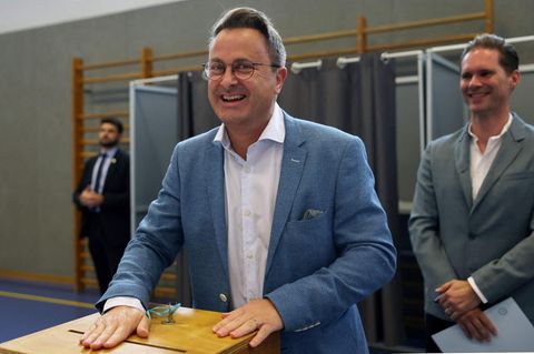 Luxemburgs Premierminister Xavier Bettel (Mitte) und sein Ehemann Gauthier Destenay bei der Stimmabgabe