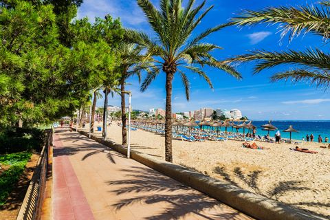 "Baden auf eigene Gefahr", heißt es in der Nebensaison an vielen Stränden auf der spanischen Urlaubsinsel Mallorca. Weil aber auch im Herbst und Winter immer mehr Touristen auf der Insel verweilen, möchte die Inselregierung nun die Badesaison an mehreren Stränden verlängern, wie das "Mallorca Magazin" berichtet. Demnach plant die Gemeinde Calvià im Südwesten Mallorcas, beliebte Strände in Magaluf und Peguera in Zukunft so lange wie möglich mit Duschen und Rettungsschwimmern zu betreuen, mindestens bis in den November. Normalerweise war dieser Service bisher nur auf die Hauptsaison beschränkt. Durch die Neuerung sollen der Tourismus angekurbelt und die Hotelketten an dem Ferienort entlastet werden. 
