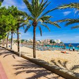 "Baden auf eigene Gefahr", heißt es in der Nebensaison an vielen Stränden auf der spanischen Urlaubsinsel Mallorca. Weil aber auch im Herbst und Winter immer mehr Touristen auf der Insel verweilen, möchte die Inselregierung nun die Badesaison an mehreren Stränden verlängern, wie das "Mallorca Magazin" berichtet. Demnach plant die Gemeinde Calvià im Südwesten Mallorcas, beliebte Strände in Magaluf und Peguera in Zukunft so lange wie möglich mit Duschen und Rettungsschwimmern zu betreuen, mindestens bis in den November. Normalerweise war dieser Service bisher nur auf die Hauptsaison beschränkt. Durch die Neuerung sollen der Tourismus angekurbelt und die Hotelketten an dem Ferienort entlastet werden. 