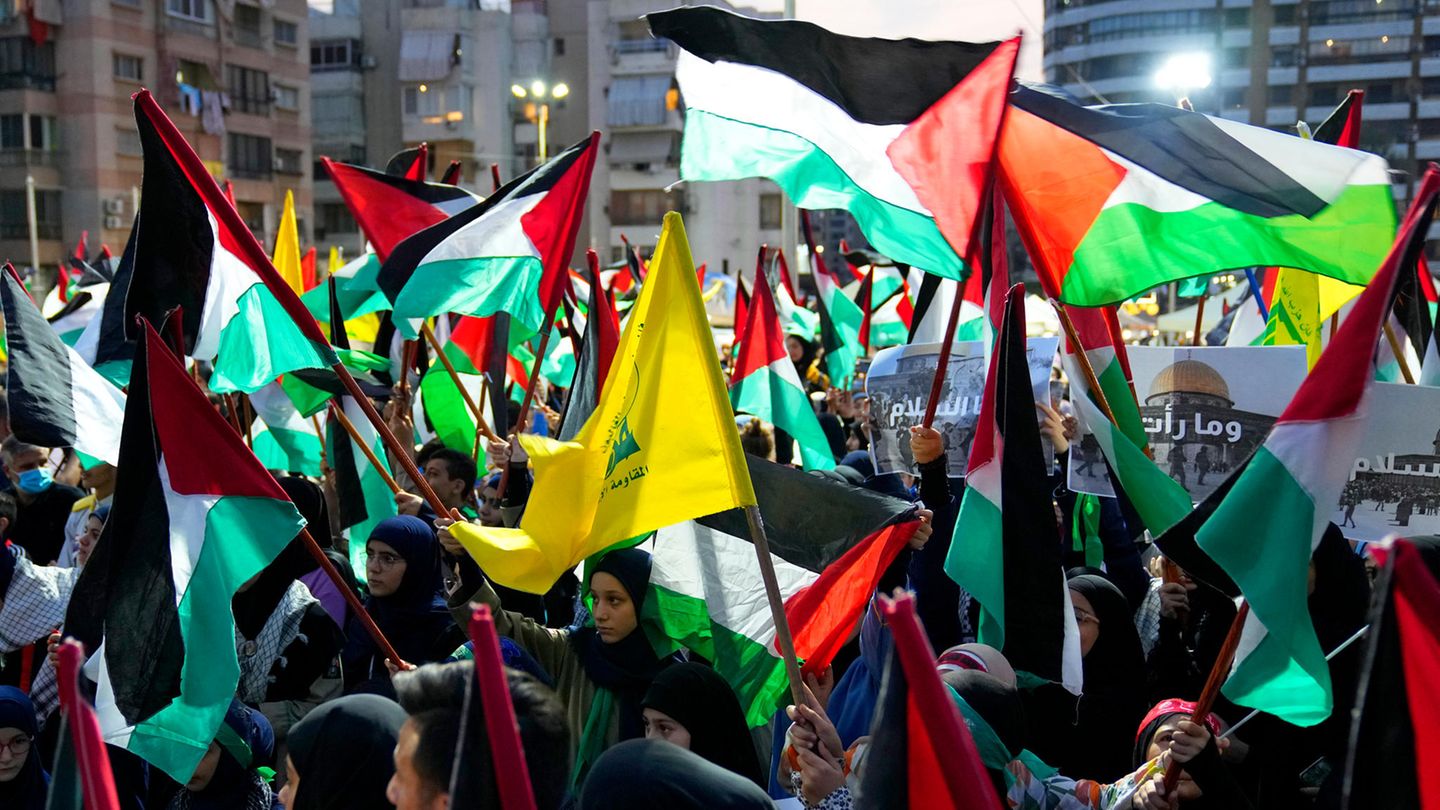 Anhänger der Schiitenmiliz Hisbollah in Dahiyeh, Libanon, feierten die Angriffe der militanten Hamas auf Israel. Anhänger der Schiitenmiliz Hisbollah in Dahiyeh, Libanon, feierten die Angriffe der militanten Hamas auf Israel.