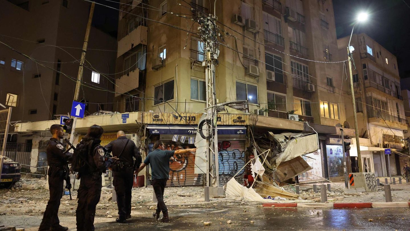 Israel: Sicherheitskräfte versammeln sich vor einem Gebäude in Tel Aviv, das von Raketen der Hamas getroffen wurde
