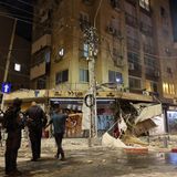 Israel: Sicherheitskräfte versammeln sich vor einem Gebäude in Tel Aviv, das von Raketen der Hamas getroffen wurde