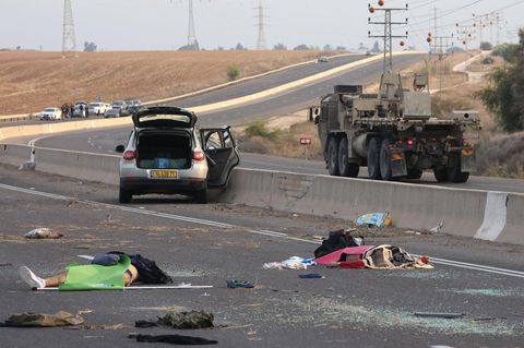 Mehrere Tote liegen auf einer Hauptstraße in der Nähe des Gevim Kibbuz, nahe der Grenze zum Gazastreifen