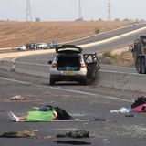 Mehrere Tote liegen auf einer Hauptstraße in der Nähe des Gevim Kibbuz, nahe der Grenze zum Gazastreifen