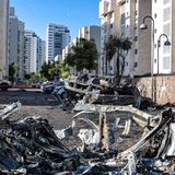 Etwa 700 Menschen in Israel wurden getötet. Militante Palästinenser drangen bei dem Angriff in israelische Ortschaften ein und gingen auf der Suche nach Opfern von Haus zu Haus. Mehr als 100 Israelis, unter ihnen Frauen, Kinder und alte Leute, wurden auf brutale Weise in den Gazastreifen verschleppt. Tausende von Raketen wurden seit Samstag auf Israel abgefeuert.