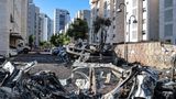 Etwa 700 Menschen in Israel wurden getötet. Militante Palästinenser drangen bei dem Angriff in israelische Ortschaften ein und gingen auf der Suche nach Opfern von Haus zu Haus. Mehr als 100 Israelis, unter ihnen Frauen, Kinder und alte Leute, wurden auf brutale Weise in den Gazastreifen verschleppt. Tausende von Raketen wurden seit Samstag auf Israel abgefeuert.