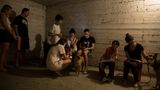 Israel, Tel Aviv: Menschen suchen mit ihren Kindern und Tieren Schutz in Bunkern