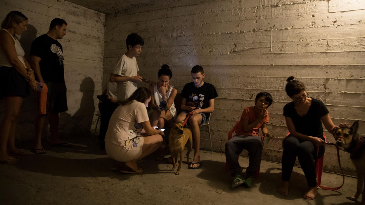 Israel, Tel Aviv: Menschen suchen mit ihren Kindern und Tieren Schutz in Bunkern Israel, Tel Aviv: Menschen suchen mit ihren Kindern und Tieren Schutz in Bunkern
