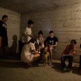 Israel, Tel Aviv: Menschen suchen mit ihren Kindern und Tieren Schutz in Bunkern