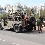 Das Sicherheitskabinett um Ministerpräsident Benjamin Netanyahu rief am Sonntag den Kriegszustand aus. Dies erlaube "weitreichende militärische Schritte", teilte Netanyahus Büro mit. Es wurden Tausende von Reservisten einberufen, die Armee begann mit der Evakuierung der israelischen Grenzorte.