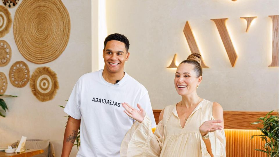 Fernweh?: Anthony Canty und seine Partnerin Nina Noel sind vor zwei Jahren gemeinsam mit ihren beiden Söhnen nach Dubai ausgewandert und haben dort eine Agentur gegründet. Mit "Dubai Auswandern" unterstützt das Paar, das sein drittes Kind erwartet, Privatpersonen und Unternehmen bei der Auswanderung nach Dubai. Anthony Canty und seine Partnerin Nina Noel sind vor zwei Jahren gemeinsam mit ihren beiden Söhnen nach Dubai ausgewandert und haben dort eine Agentur gegründet. Mit "Dubai Auswandern" unterstützt das Paar, das sein drittes Kind erwartet, Privatpersonen und Unternehmen bei der Auswanderung nach Dubai.