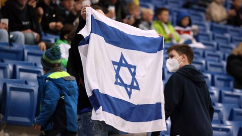 Eine israelische Flagge beim Fußball-Ländespiel zwischen Deutschland und Israel im März 2022 in Sinsheim