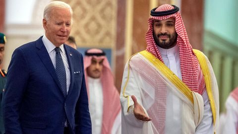 US-Präsident Joe Biden (l.) im Gespräch mit Saudi-Arabiens Kronprinz Mohammed bin Salman