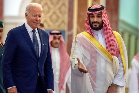 US-Präsident Joe Biden (l.) im Gespräch mit Saudi-Arabiens Kronprinz Mohammed bin Salman
