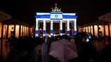 Das Brandenburger Tor in Berlin wird mit der Flagge Israels bestrahlt