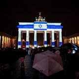 Das Brandenburger Tor in Berlin wird mit der Flagge Israels bestrahlt