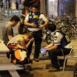 Am Montagmittag hat die israelische Armee nach eigenen Angaben wieder die Kontrolle über die Ortschaften in der Nähe des Gazastreifens erlangt. Zwei Tage nach dem Großangriff der islamistischen Hamas komme es allerdings noch zu Zusammenstößen mit Angreifern in dem Gebiet außerhalb der Ortschaften, teilte ein Sprecher mit. Es herrscht große Sorge um das Schicksal von mehr als 100 Israelis, die in den Gazastreifen verschleppt worden sind.