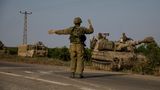 Ein Soldat in Israel dirigiert militärische Geräte und Vehikel