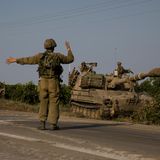 Ein Soldat in Israel dirigiert militärische Geräte und Vehikel