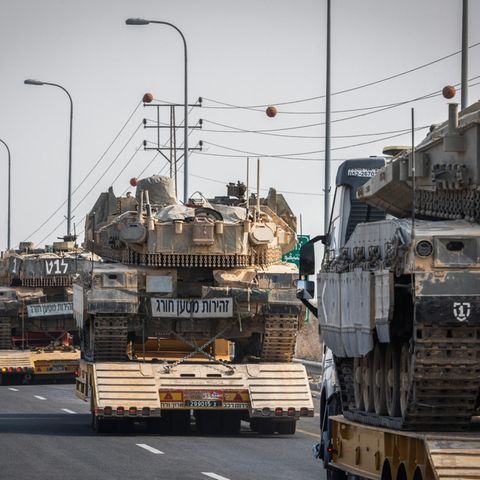 Panzer der israelischen Streitkräfte werden mit Lastwagen transportiert