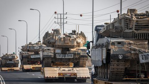 Panzer der israelischen Streitkräfte werden mit Lastwagen transportiert