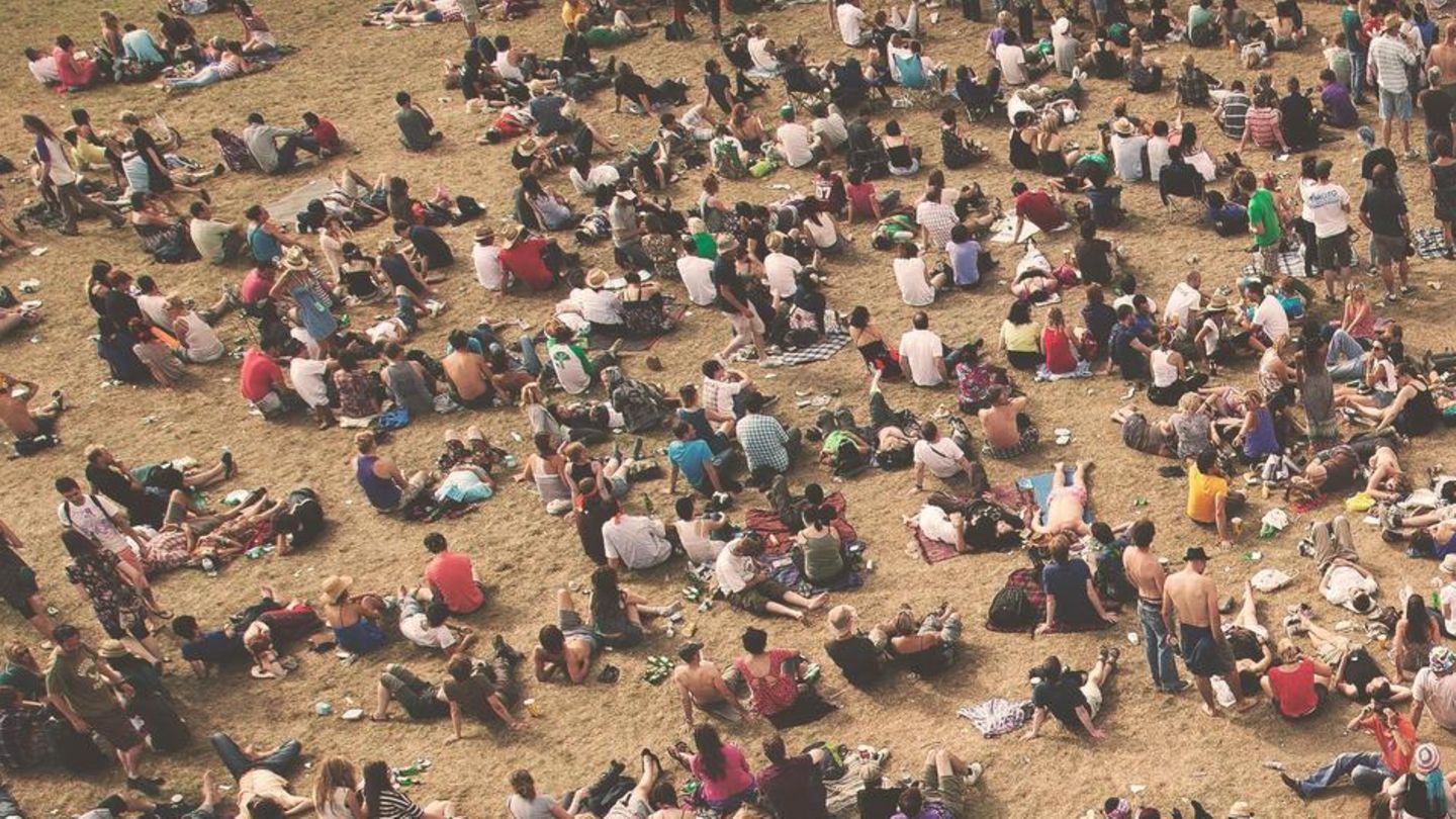 Menschenmenge auf einem Open-Air-Festival