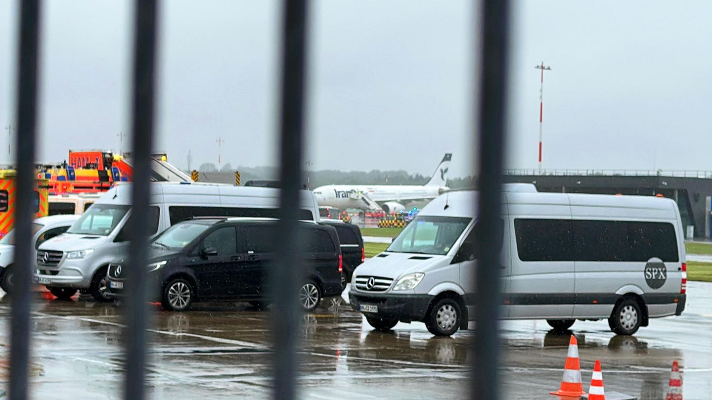 Die Iran-Air-Maschine auf dem Hamburger Flughafen