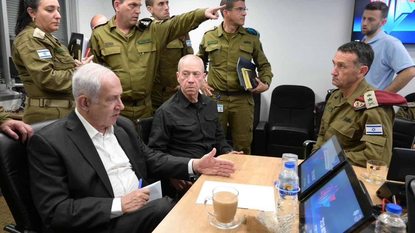 Premierminister Benjamin Netanjahu bei einer Lagebesprechung während des Hamas-Angriffs