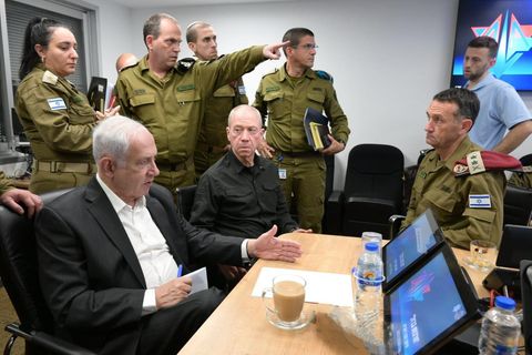 Premierminister Benjamin Netanjahu bei einer Lagebesprechung während des Hamas-Angriffs