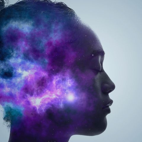 Grafik zum Tag der psychischen Gesundheit: Der Kopf einer Frau löst sich in Rauch auf