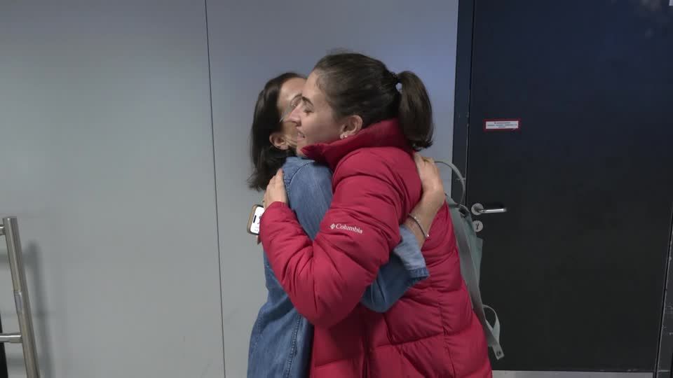 Video: Israel-Heimkehrer: "Mein erster Gedanke war, jetzt küsst man mal den Frankfurter Boden"