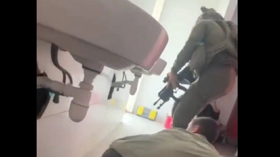 Angriff auf Israel: Die überraschten Soldaten verstecken sic in einem Waschraum. Nur einer ist bewaffnet. Er versucht vergebens seine Kameraden zu beschützen. Die überraschten Soldaten verstecken sic in einem Waschraum. Nur einer ist bewaffnet. Er versucht vergebens seine Kameraden zu beschützen.